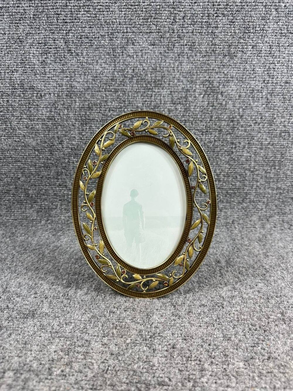 Oval Decorative Photo Frame Metal Leaf Design Tabletop Frame FSA